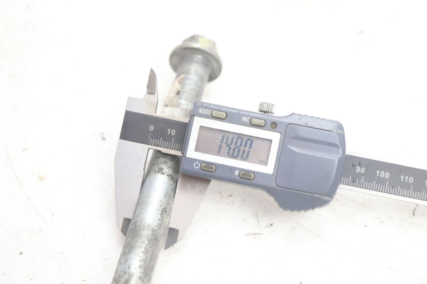 photo de EJE RUEDA TRASERO APOLLO RFZ 125 - Primer plano técnico