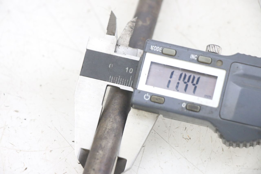 photo de EJE DE RUEDA TRASERA GILERA RK 50 (1996 - 1999) - Detalle de la pieza