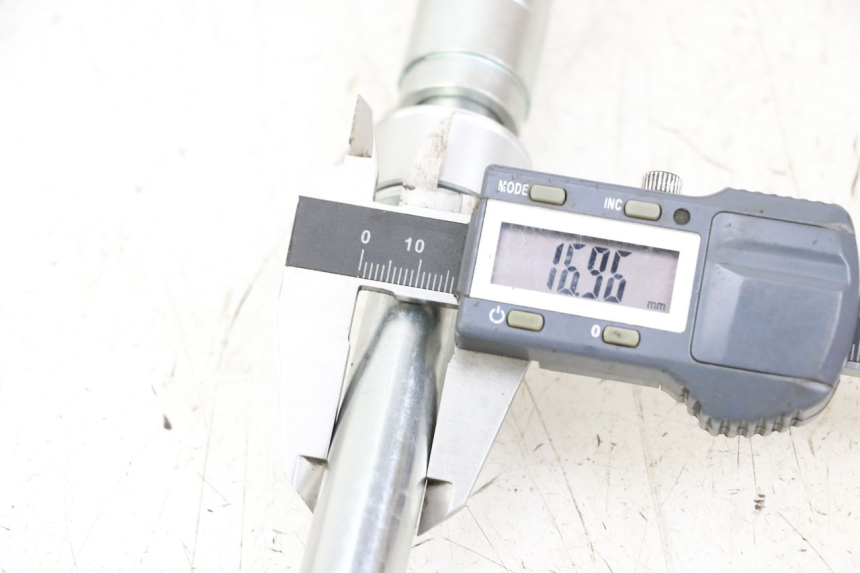 photo de EJE RUEDA TRASERO ROYAL ENFIELD CONTINENTAL GT 650 (2019 - 2024) - Detalle de la pieza