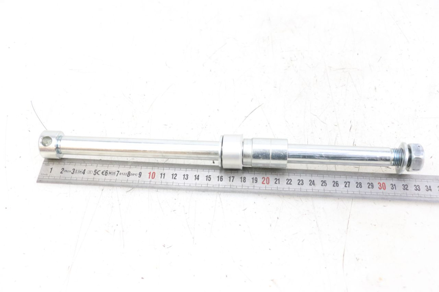 photo de EJE RUEDA TRASERO ROYAL ENFIELD CONTINENTAL GT 650 (2019 - 2024) - Zoom estado de uso