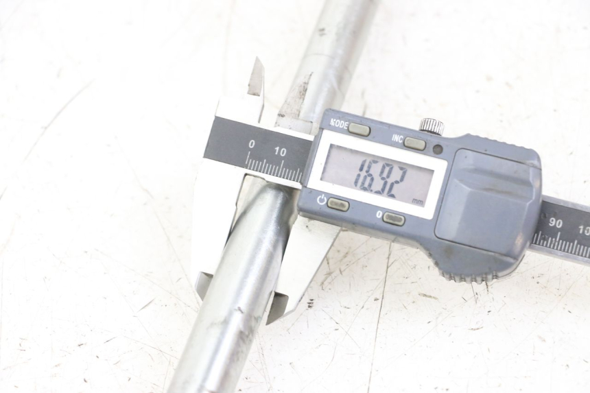 photo de EJE RUEDA TRASERO ROYAL ENFIELD HYMALAYAN 410 (2016 - 2023) - Detalle de la pieza