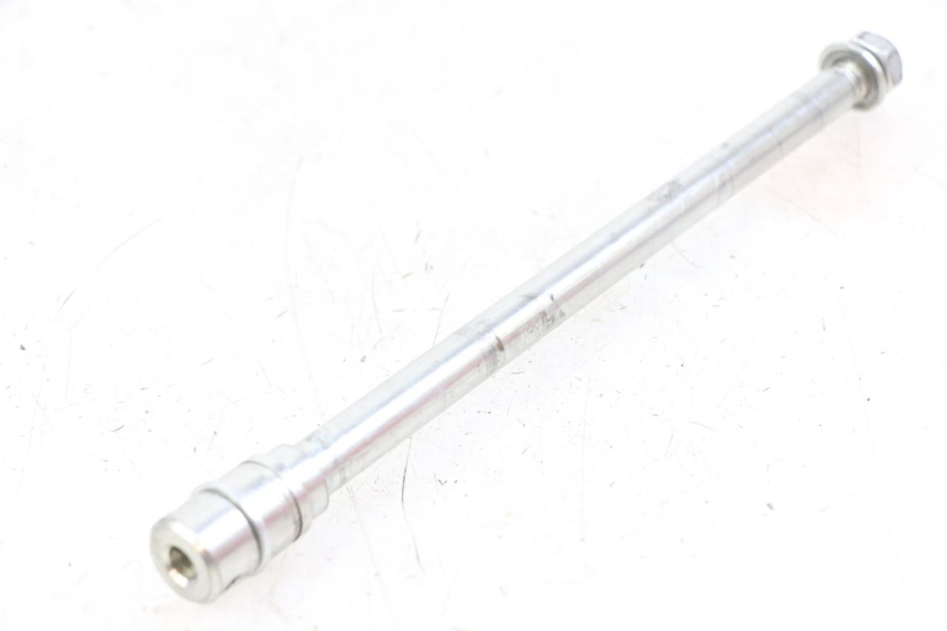 photo de EJE RUEDA TRASERO ROYAL ENFIELD HYMALAYAN 410 (2016 - 2023) - Primer plano técnico