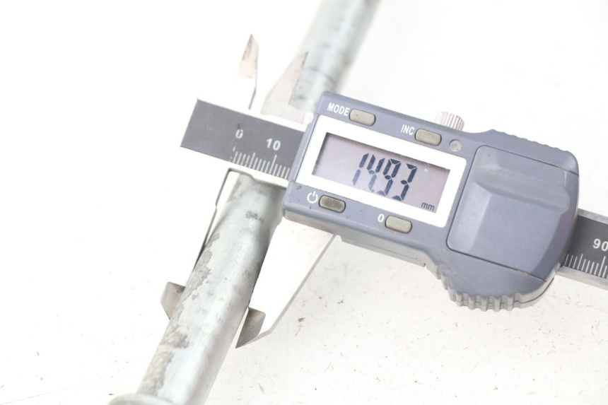 photo de EJE RUEDA TRASERO SUZUKI RV VAN VAN 125 (2003 - 2008) - Primer plano técnico