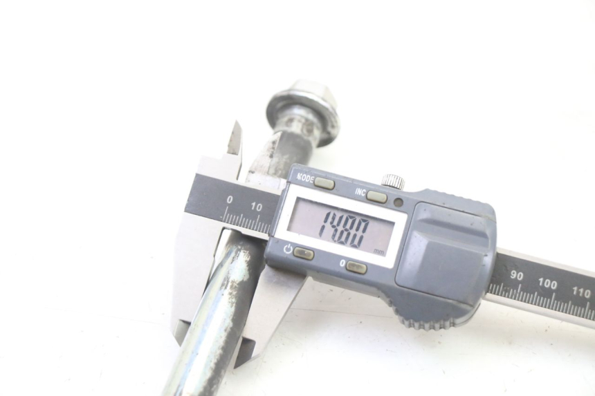 photo de EJE DE RUEDA TRASERA APOLLO RXF 125 - Primer plano técnico