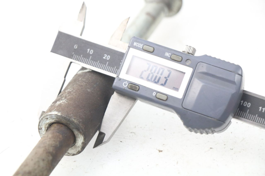 photo de EJE RUEDA TRASERO MASH SEVENTY FIVE 125 (2013 - 2021) - Otra perspectiva