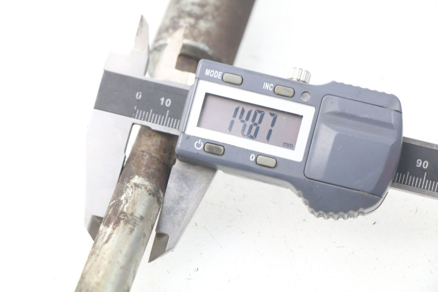 photo de EJE RUEDA TRASERO MASH SEVENTY FIVE 125 (2013 - 2021) - Primer plano técnico