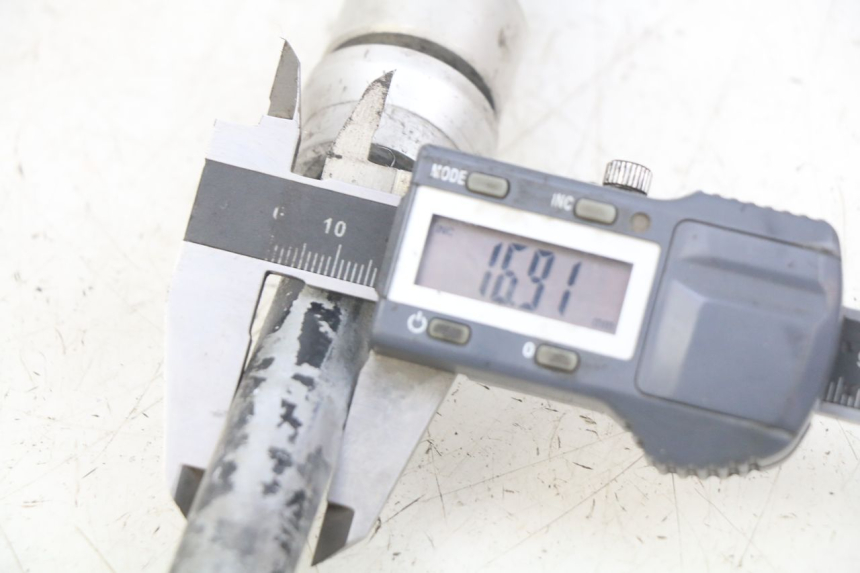 photo de EJE RUEDA TRASERO GAS-GAS SM ROOKIE 50 (2001 - 2005) - Otra perspectiva