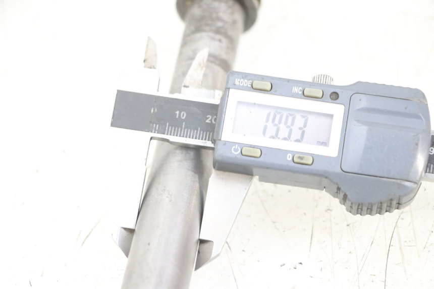 photo de EJE DE RUEDA TRASERA TRIUMPH SPEED TRIPLE T301 900 (1994 - 1996) - Otra perspectiva