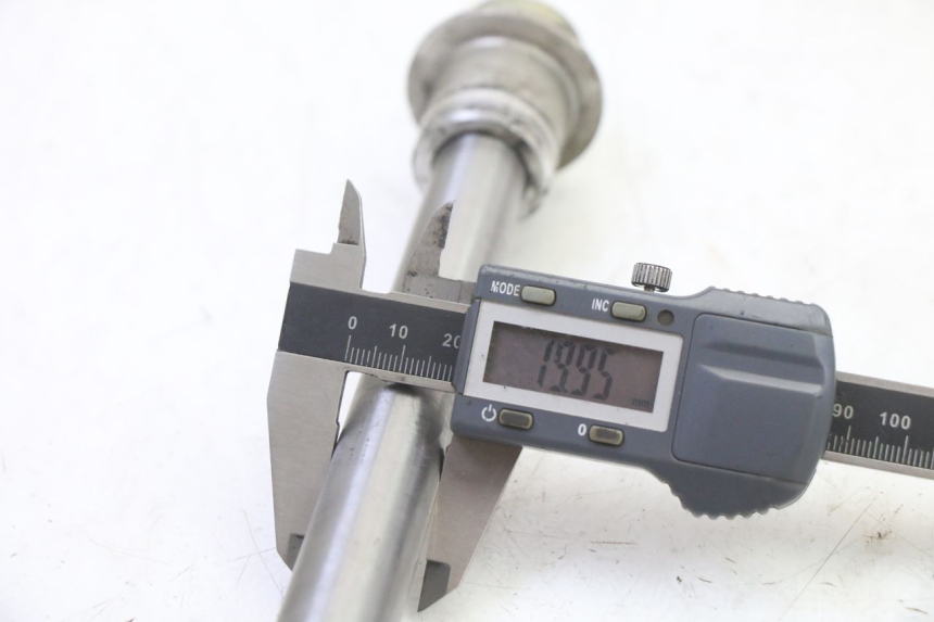 photo de EJE RUEDA TRASERO TRIUMPH SPRINT 900 (1995 - 1998) - Primer plano técnico