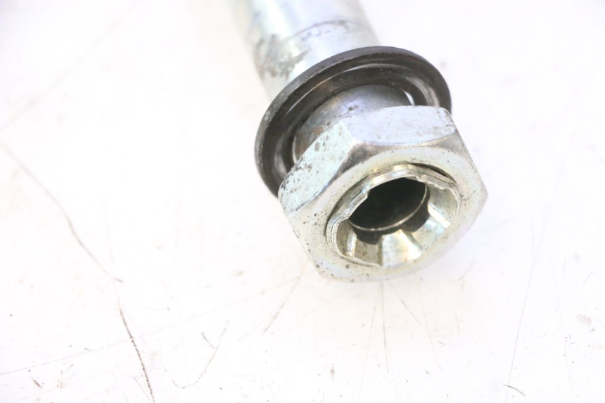 photo de EJE RUEDA TRASERO CAN-AM SPYDER RS 1000 (2008 - 2012) - Primer plano técnico