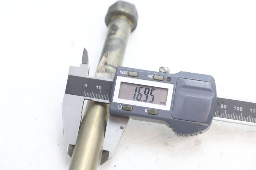 photo de EJE RUEDA TRASERO DUCATI SS IE DS CARENEE 1000 (2002 - 2006) - Primer plano técnico