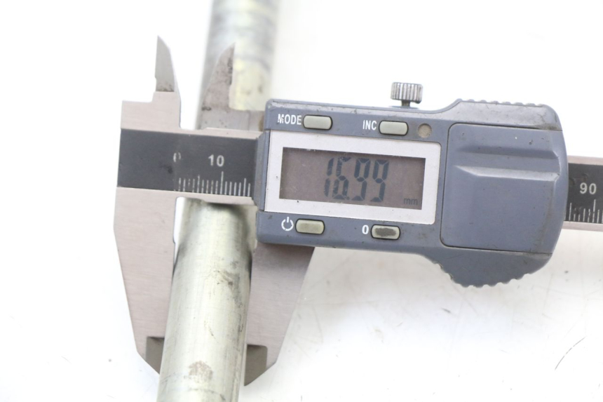 photo de EJE RUEDA TRASERO CAGIVA SUPER CITY 125 (1992 - 1997) - Primer plano técnico