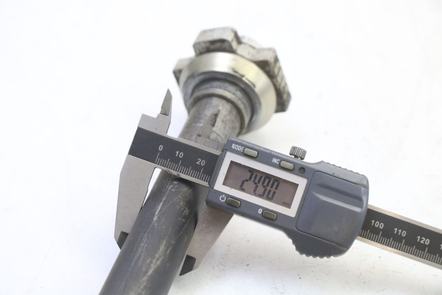 photo de EJE RUEDA TRASERO KTM SUPERENDURO R 950 (2005 - 2009) - Primer plano técnico