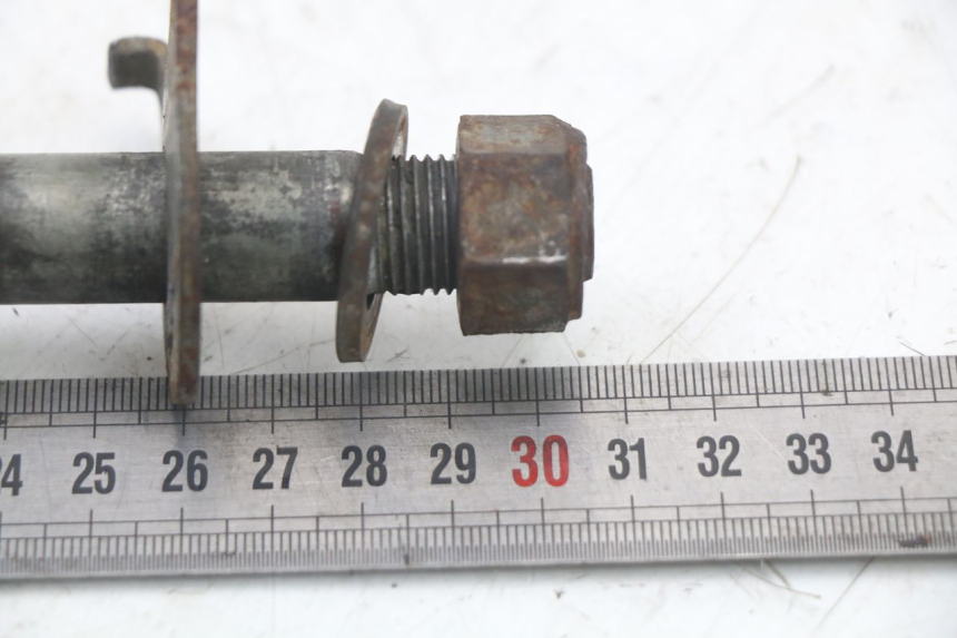 photo de EJE RUEDA TRASERO SUZUKI GS F 500 (2004 - 2007) - Otra perspectiva