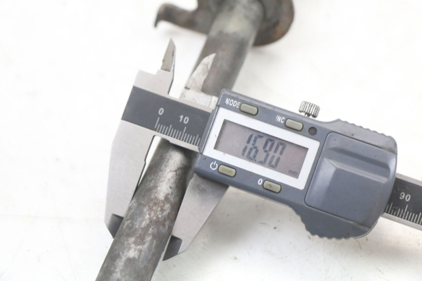 photo de EJE RUEDA TRASERO SUZUKI GS F 500 (2004 - 2007) - Primer plano técnico