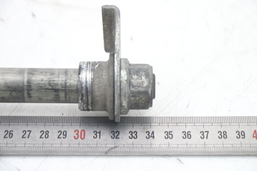 photo de EJE RUEDA TRASERO SUZUKI GSF S BANDIT 600 (2000 - 2004) - Primer plano técnico