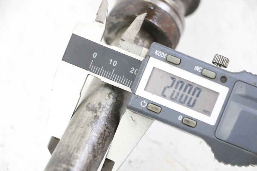 photo de EJE RUEDA TRASERO SUZUKI GSX F GSXF 650 (2007 - 2015) - Primer plano técnico