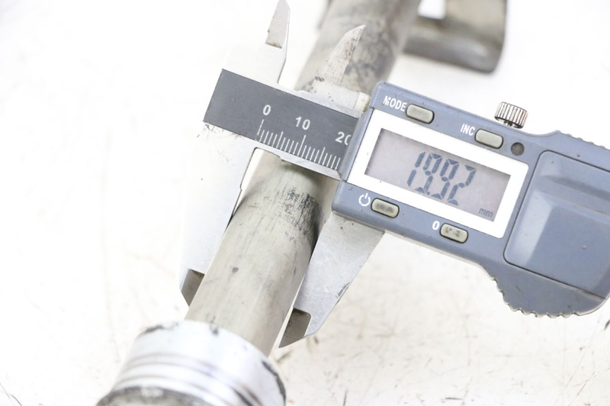 photo de EJE RUEDA TRASERO SUZUKI GSX F GSXF 650 (2007 - 2015) - Detalle de la pieza