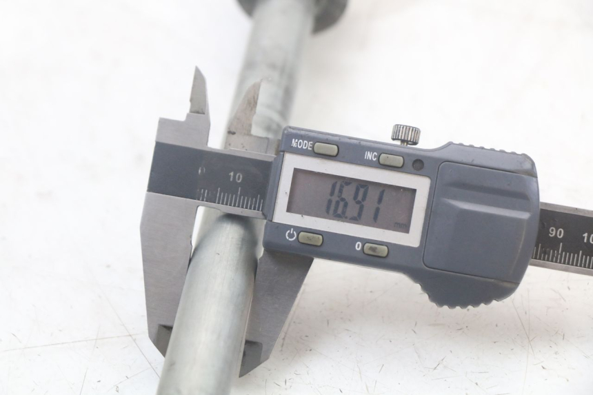 photo de EJE DE RUEDA TRASERA SUZUKI SV N 650 (1999 - 2002) - Otra perspectiva