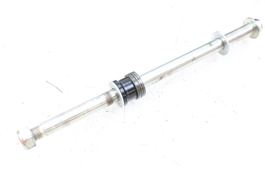 photo de EJE RUEDA TRASERO HUSQVARNA SVARTPILEN 401 (2018 - 2023) - Primer plano técnico