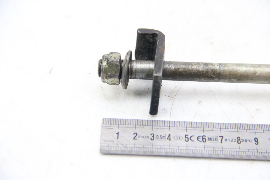 photo de EJE DE RUEDA TRASERA APRILIA SX 50 (2011 - 2017) - Primer plano técnico