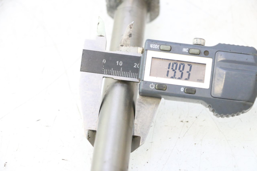 photo de EJE RUEDA TRASERO KTM SX 85 (2018 - 2024) - Primer plano técnico