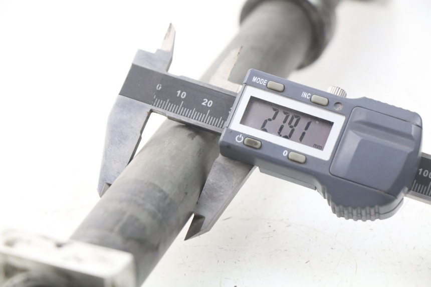 photo de EJE RUEDA TRASERO YAMAHA TDM ABS 900 (2002 - 2014) - Otra perspectiva