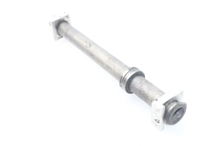 photo de EJE RUEDA TRASERO YAMAHA TDM ABS 900 (2002 - 2014) - Primer plano técnico