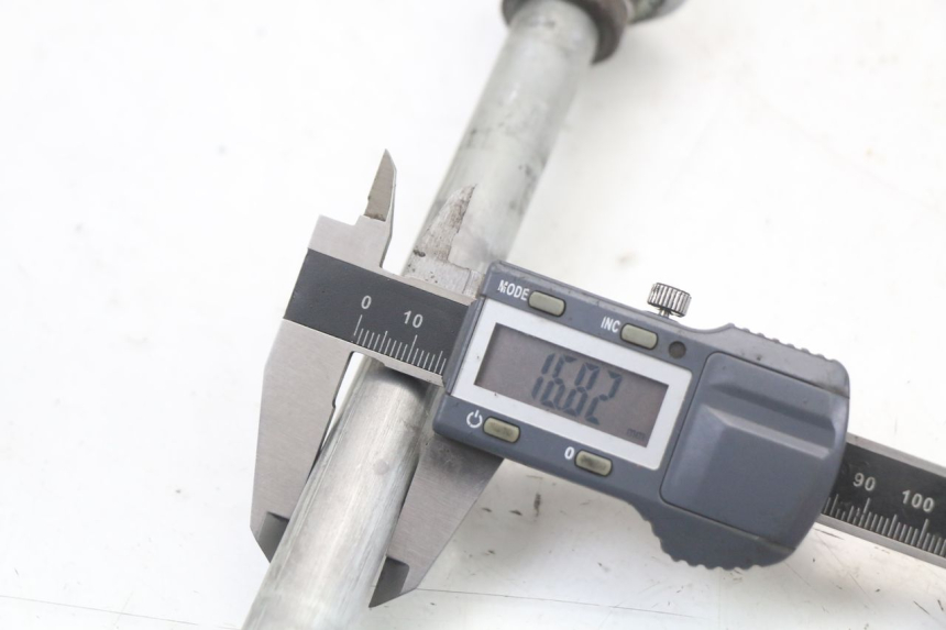 photo de EJE RUEDA TRASERO YAMAHA TDR DELTABOX 125 (1997 - 2003) - Primer plano técnico