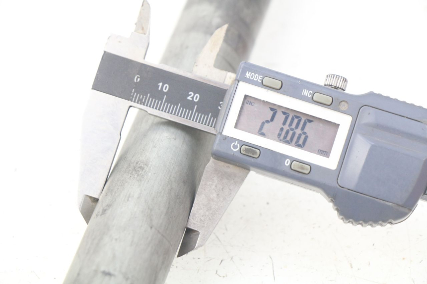 photo de EJE DE RUEDA TRASERA SUZUKI TLS TL S 1000 (1997 - 2001) - Otra perspectiva