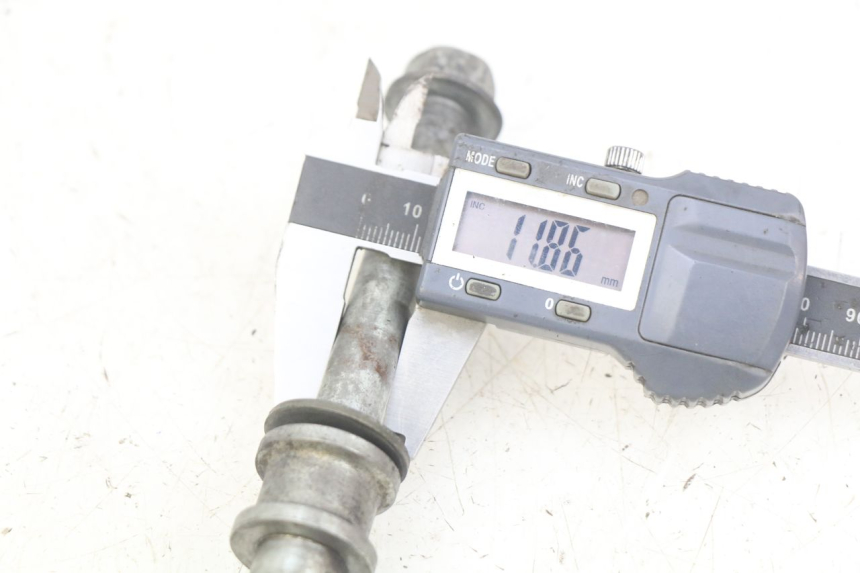 photo de EJE RUEDA TRASERO YAMAHA TTR 125 (2000 - 2020) - Detalle de la pieza