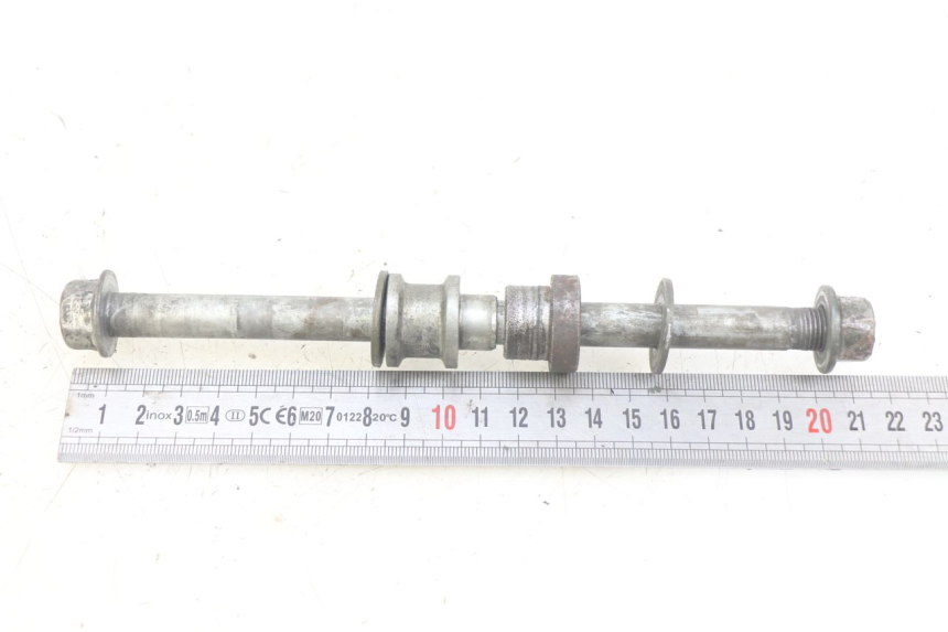 photo de EJE RUEDA TRASERO YAMAHA TTR 125 (2000 - 2020) - Primer plano técnico