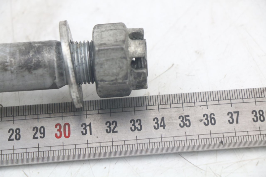 photo de EJE DE RUEDA TRASERA KAWASAKI VERSYS ABS 650 (2015 - 2018) - Zoom estado de uso