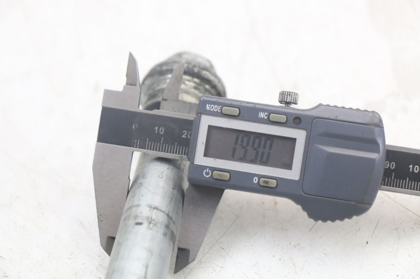 photo de EJE DE RUEDA TRASERA KAWASAKI VERSYS ABS 650 (2015 - 2018) - Otra perspectiva