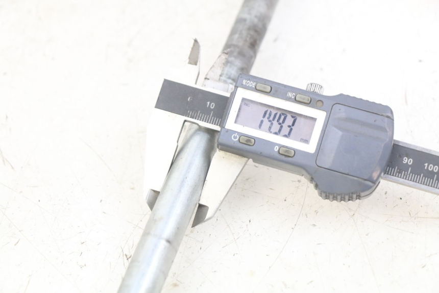 photo de EJE DE RUEDA TRASERA DAELIM VL DAYSTAR 125 (2000 - 2011) - Detalle de la pieza