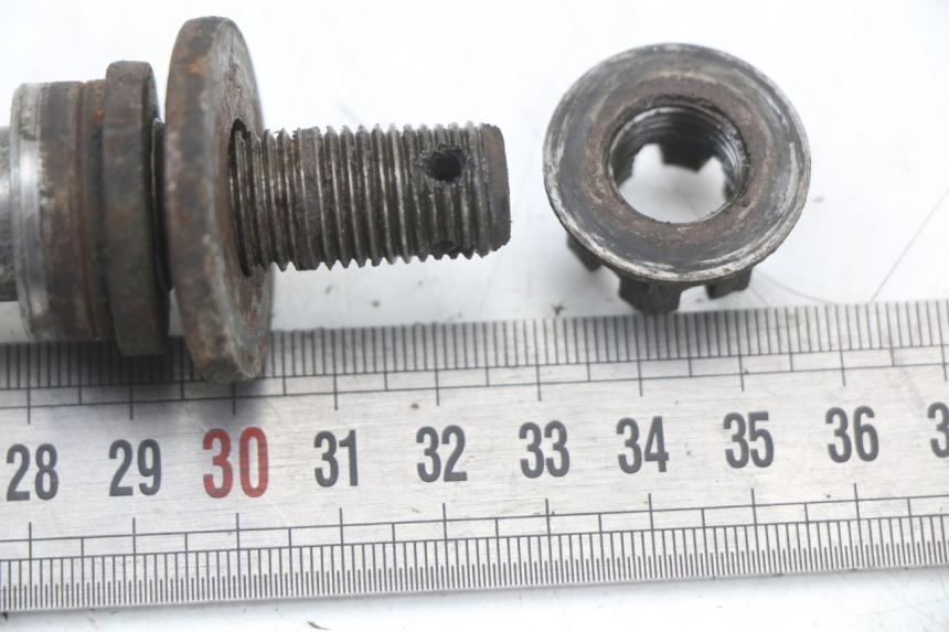 photo de EJE RUEDA TRASERO YAMAHA XJ F 900 (1983 - 1994) - Zoom estado de uso