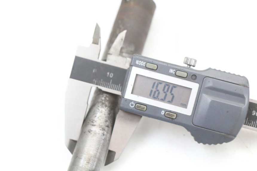 photo de EJE RUEDA TRASERO YAMAHA XJ F 900 (1983 - 1994) - Primer plano técnico