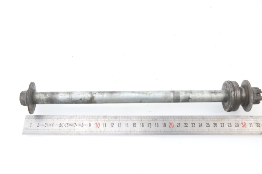 photo de EJE RUEDA TRASERO YAMAHA XJN XJ N DIVERSION 600 (1994 - 1997) - Primer plano técnico