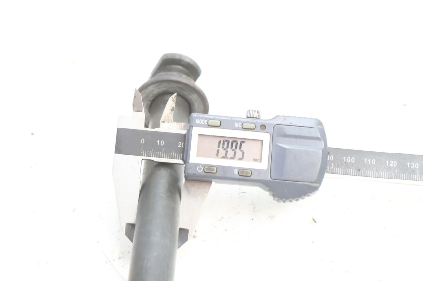 photo de EJE RUEDA TRASERO YAMAHA XJR 1300 (1998 - 2002) - Primer plano técnico