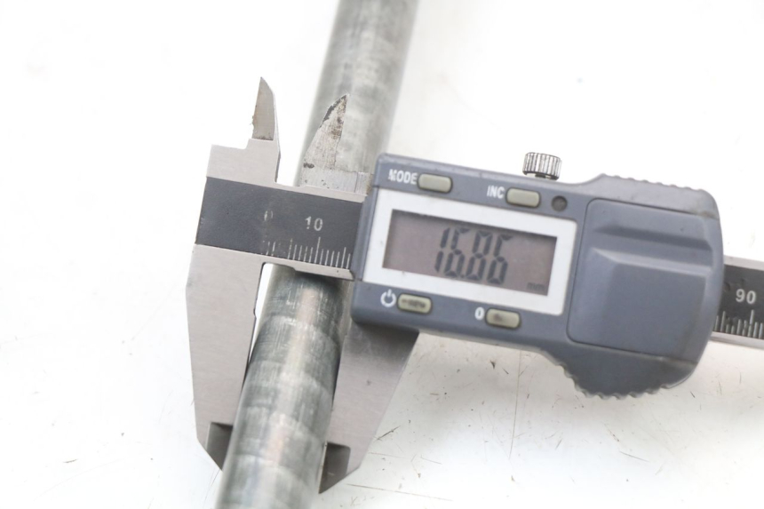 photo de EJE RUEDA TRASERO YAMAHA XJS DIVERSION 600 (1997 - 1999) - Otra perspectiva