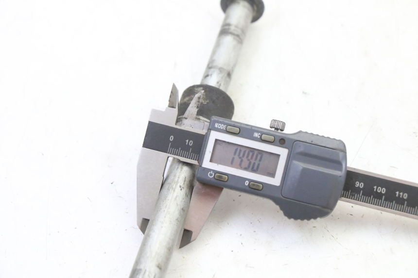 photo de EJE RUEDA TRASERO HONDA XLV VARADERO 125 (2000 - 2006) - Primer plano técnico