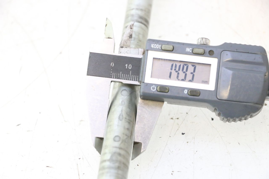 photo de EJE RUEDA TRASERO HONDA XLV VARADERO 125 (2007 - 2012) - Primer plano técnico