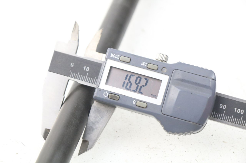 photo de EJE RUEDA TRASERO YAMAHA XP T-MAX TMAX ABS 500 (2004 - 2007) - Primer plano técnico