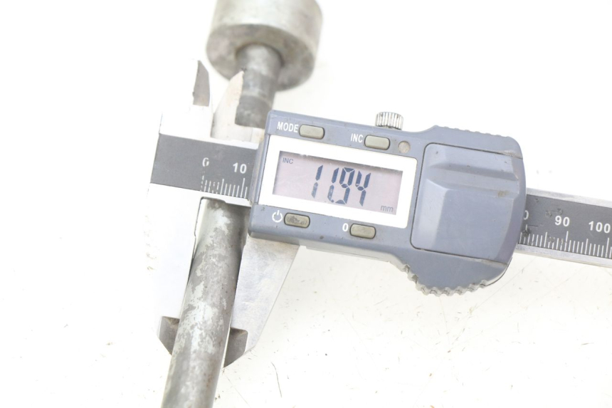 photo de EJE DE RUEDA TRASERA HONDA XR 70 (1997 - 2003) - Detalle de la pieza