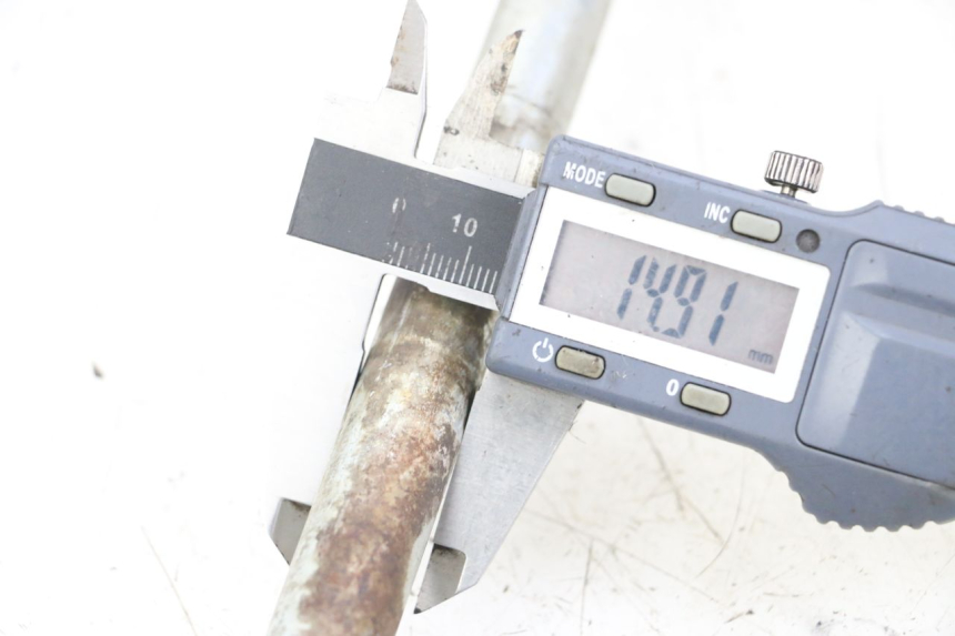 photo de Eje de la rueda trasera HYOSUNG XRX 125 (2000 - 2008) - Detalle de la pieza