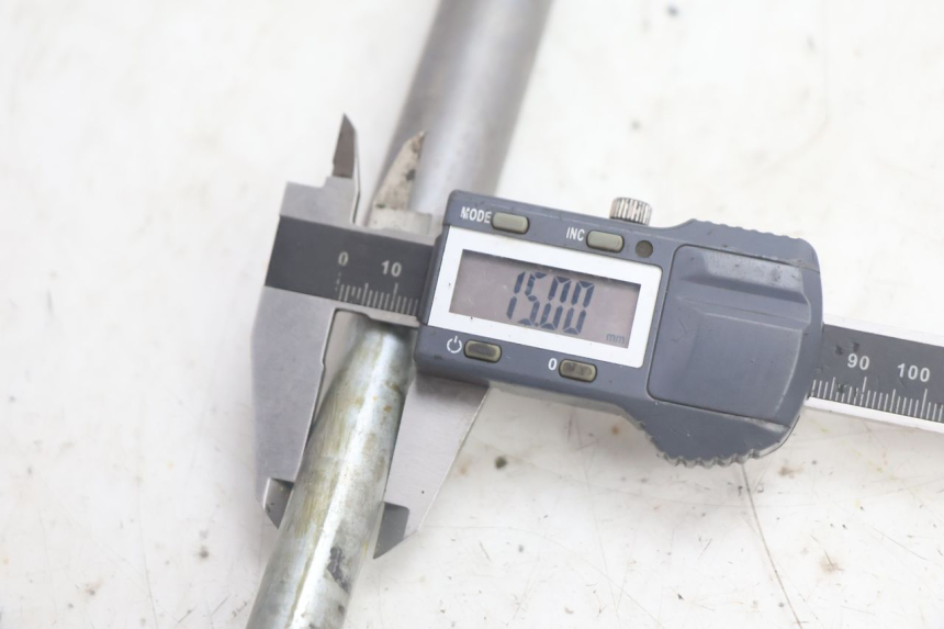 photo de EJE RUEDA TRASERO YAMAHA XV VIRAGO 535 (1988 - 2004) - Primer plano técnico