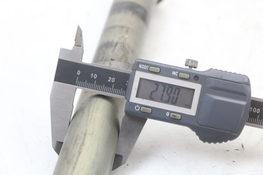 photo de EJE RUEDA TRASERO YAMAHA FZ1 FAZER 1000 (2007 - 2009) - Primer plano técnico