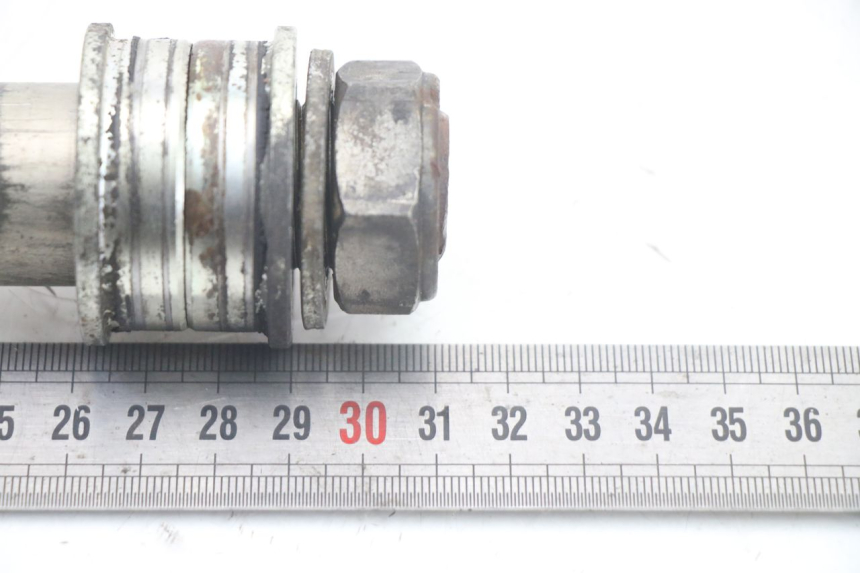 photo de EJE RUEDA TRASERO YAMAHA FZ6 FAZER S2 600 (2007 - 2011) - Otra perspectiva