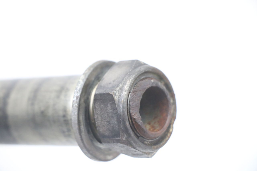 photo de EJE RUEDA TRASERO YAMAHA FZ6 FAZER S2 600 (2007 - 2011) - Primer plano técnico