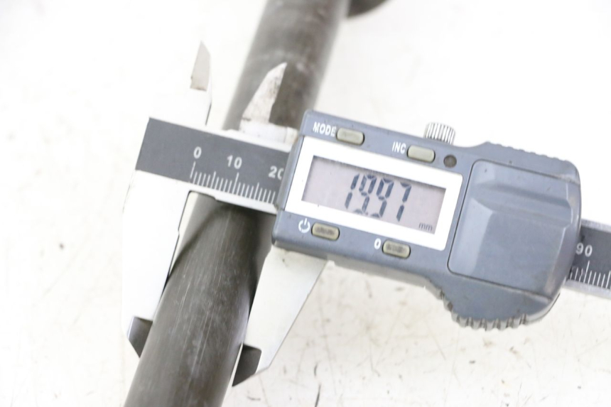 photo de EJE RUEDA TRASERO YAMAHA FZS FAZER 600 (2001 - 2003) - Detalle de la pieza